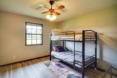 Charming Lake Charles Home w/ Patio & Grill