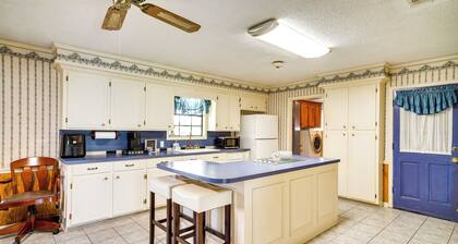 Charming Lake Charles Home w/ Patio & Grill