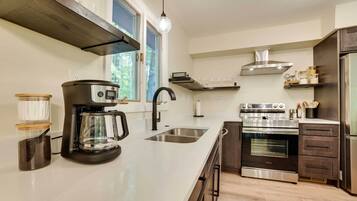 Oven, stovetop, dishwasher, cookware/dishes/utensils