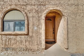 Interior - Pet-friendly Casa Grande Townhome: Screened Atrium (Casa Grande)