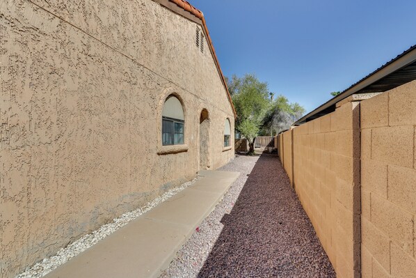 Interior - Pet-friendly Casa Grande Townhome: Screened Atrium (Casa Grande)
