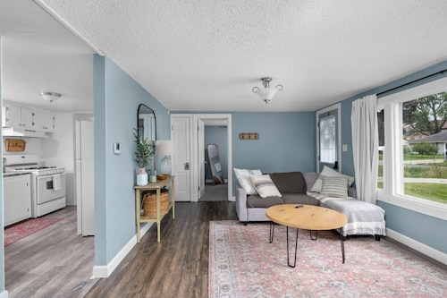 Pet Friendly & Spacious 3 BR in Silvis + Garage