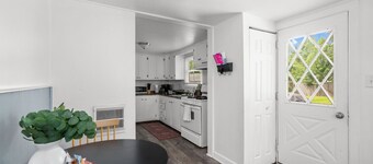 Pet Friendly & Spacious 3 BR in Silvis + Garage