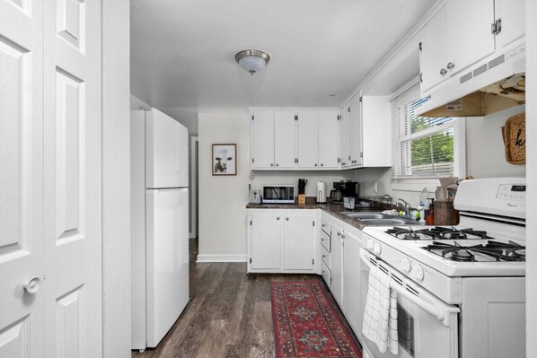 Jääkaappi, mikroaaltouuni, uuni, liesi