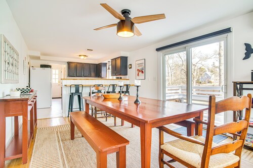 1 Mi to Sand! Mid-cape Chatham w/ Furnished Deck