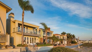 A residential area with modern houses, a clear sky, and a well-maintained sidewalk. - Beach Break by Avantstay Oceanfront, View, Patio (Newport Beach)