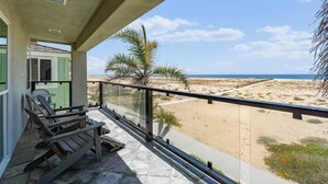 A balcony with a view of a sandy beach and the ocean. - Beach Break by Avantstay Oceanfront, View, Patio (Newport Beach)