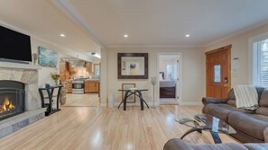 Interior - Lake Star by Avantstay Hot Tub, Walk to Beach (Kings Beach)