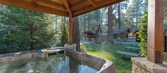 Lake Star by Avantstay Hot Tub, Walk to Beach