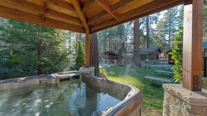 Outdoor spa tub - Lake Star by Avantstay Hot Tub, Walk to Beach (Kings Beach)