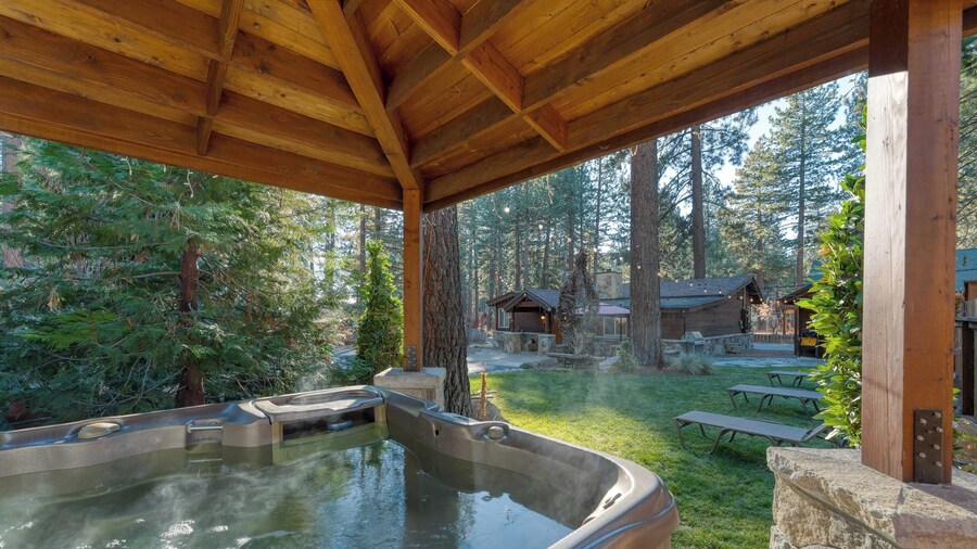 Lake Star by Avantstay Hot Tub, Walk to Beach