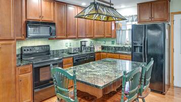 Oven, kompor, mesin pencuci piring, dan kursi makan untuk bayi