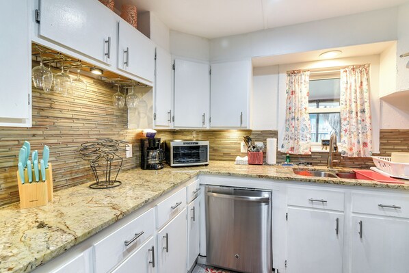 Interior - Steps to Surfside Beach: Home w/ Deck + Fire Pit! (Freeport)