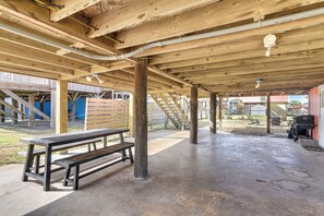 Interior - Steps to Surfside Beach: Home w/ Deck + Fire Pit! (Freeport)