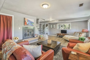 TV, fireplace - 4bdmountain Getawaydog Friendlyminutes to Pikes Peak & Nature (Woodland Park)