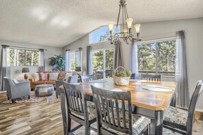 Dining - 4bdmountain Getawaydog Friendlyminutes to Pikes Peak & Nature (Woodland Park)