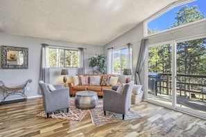 TV, fireplace - 4bdmountain Getawaydog Friendlyminutes to Pikes Peak & Nature (Woodland Park)