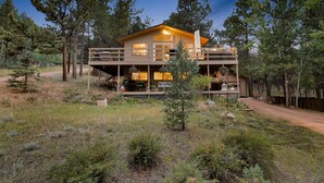 A two-story log cabin with a deck, surrounded by trees and a dirt path. - 4bdmountain Getawaydog Friendlyminutes to Pikes Peak & Nature (Woodland Park)