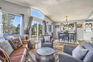 TV, fireplace - 4bdmountain Getawaydog Friendlyminutes to Pikes Peak & Nature (Woodland Park)