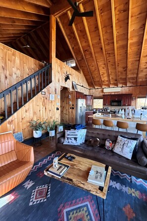 Smart TV, fireplace, video games, books - Catskill Chalet Hideaway (Stamford)