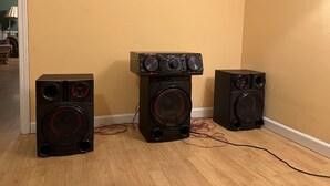 Three black speakers on a wooden floor against a yellow wall. - Vacation rental home Lexington (Lexington)