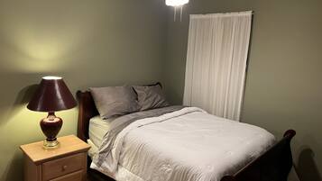 4 slaapkamers, een bureau, een strijkplank/strijkijzer, wifi