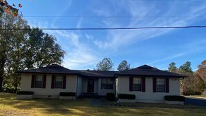 A two-story house with a front porch and a small front yard. - Vacation rental home Lexington (Lexington)