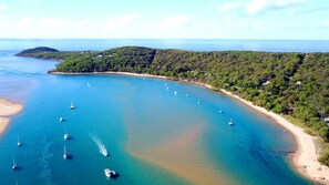 Beach nearby - The Ohana Hut - 2 bed 2 bath Air conditioned home in town center -  walk to beach (Agnes Water)