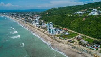 På stranden og solsenger