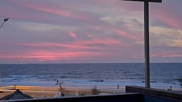 Na praia, espreguiçadeiras
