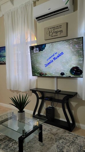 Interior - The perfect spot in safe gated community, access to beach & shopping area. (Florence Hall)