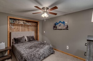 2 間睡房、書桌、熨斗/熨衫板、可攜式嬰兒床