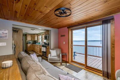 Black Bay Chalet- Lake front home with magnificent views