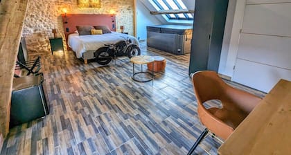 Chambre Industrielle Avec Jacuzzi Privatif Sous les Poutres
