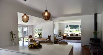 WAINUI GARDEN HIDEAWAY a little gem in a garden oasis.