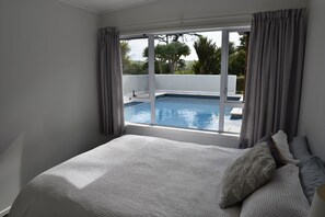 5 bedrooms, iron/ironing board, WiFi, bed sheets