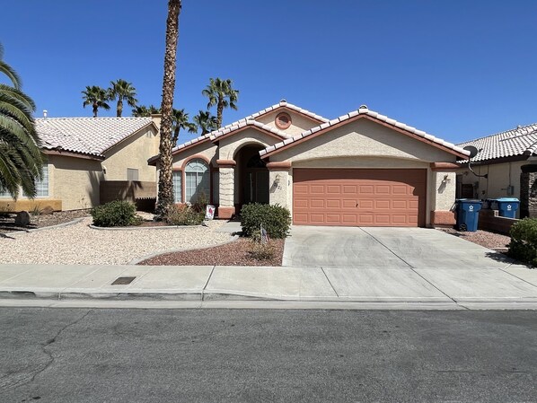 Exterior - Single Story Fully-Furnished 3 bdrm home in Summerlin (Las Vegas)