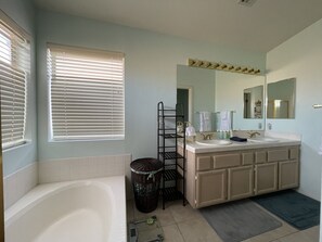 Towels, soap, shampoo, toilet paper - Single Story Fully-Furnished 3 bdrm home in Summerlin (Las Vegas)