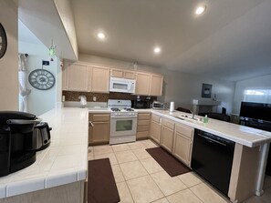 Kjøleskap, mikrobølgeovn, ovn og kokeplater