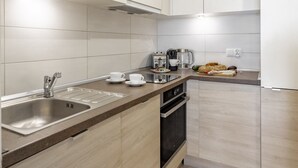 Microondas, horno, placa de cocina, lavavajillas
