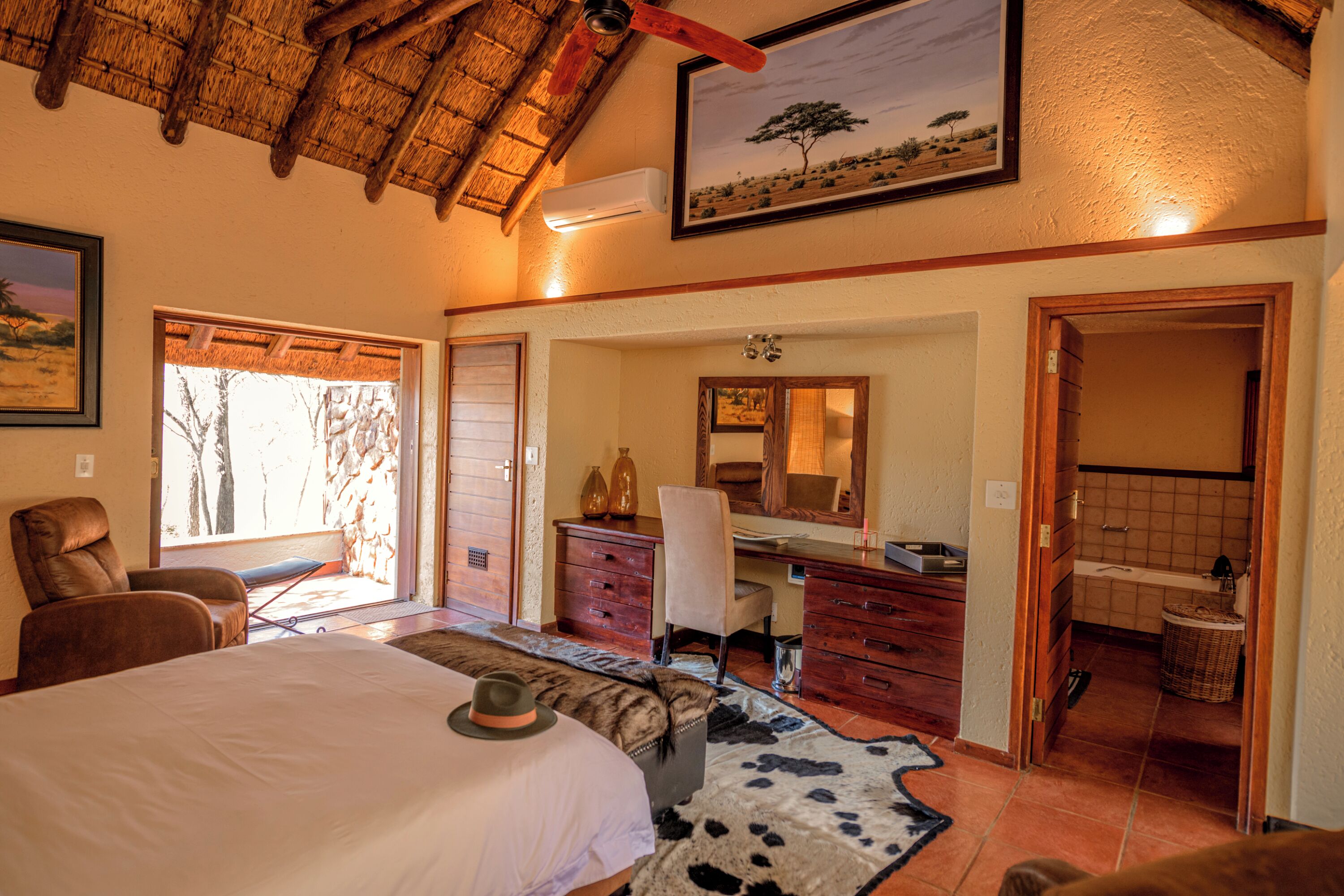 Classic Double Room | Desk, laptop workspace, bed sheets