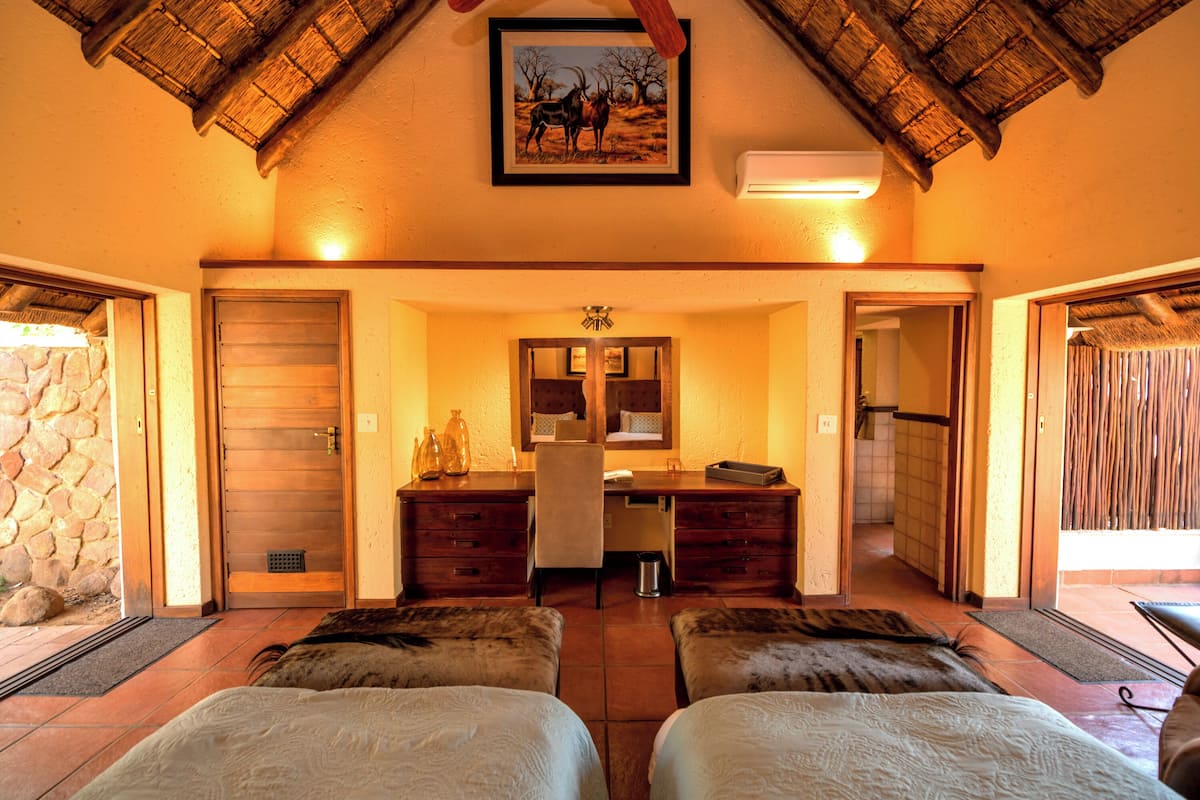 Classic Twin Room | Desk, laptop workspace, bed sheets