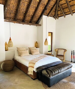 Luxury Room | Desk, laptop workspace, bed sheets