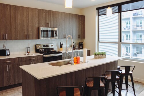 Luxurious Spacious Apartment in the Heart of Downtown! King Bed, Gym, Pool!