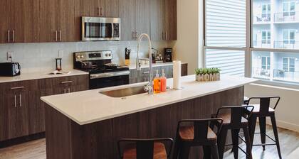 Luxurious Spacious Apartment in the Heart of Downtown! King Bed, Gym, Pool!
