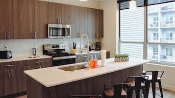 Coffee/tea maker, fridge, microwave, oven