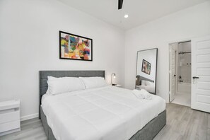 3 bedrooms, iron/ironing board, WiFi, bed sheets - New! Modern 3BR/2BA Near Downtown|Foosball/Netflix (Houston)