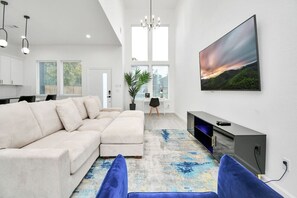 TV - New! Modern 3BR/2BA Near Downtown|Foosball/Netflix (Houston)