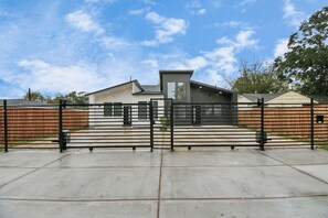 Exterior - New! Modern 3BR/2BA Near Downtown|Foosball/Netflix (Houston)