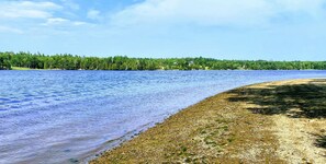 Beach - Cozy two bed cabin with river view (Tabusintac)